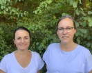 Zwei Kolleginnen der LVR-Johannes-Kepler-Schule hinter einem grünen Hintergund